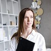 Вместо плитки на кухне: 4 мнения от дизайнеров по отделке пола (реальные отзывы и личный опыт)